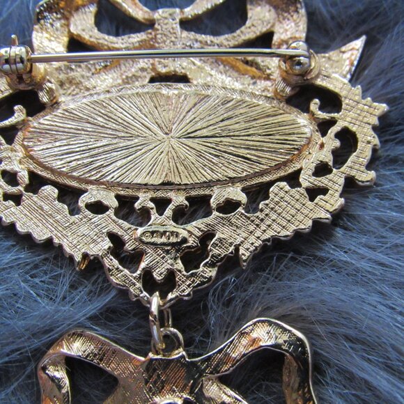 VINTAGE-AVON-JEWELED BROOCH-DANGLING BOW-PURPLE "AMETHYST"-OVAL PEARL - Picture 7 of 7